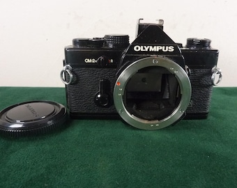 Un bonito cuerpo de cámara réflex vintage Olympus OM2n MD de 35 mm.