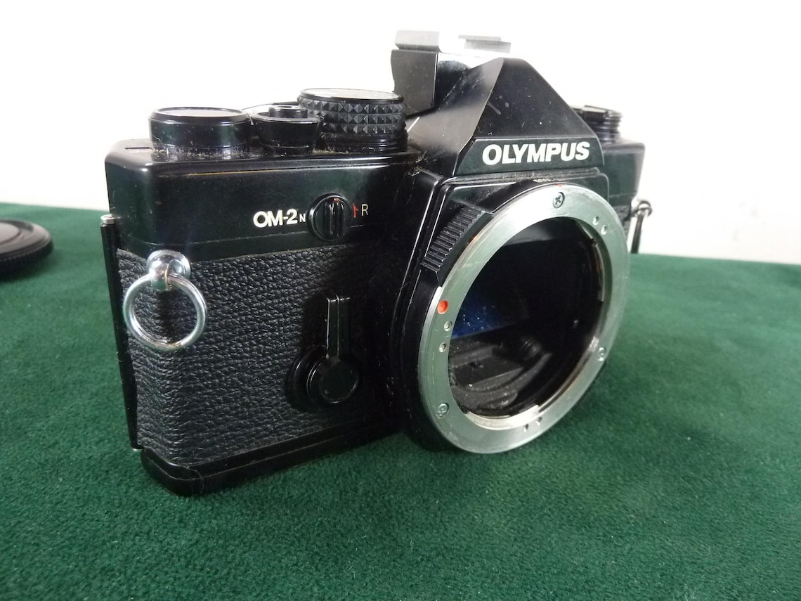 Olympus OM2n SLR Film Camera + Olympus Zuiko 35mm f2.8 Lens + Olympus T20 Flash - Fully Tested/Mint Condition, foto 2 di 5