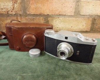 a nice vintage Purma Plus camera 127 roll film with case