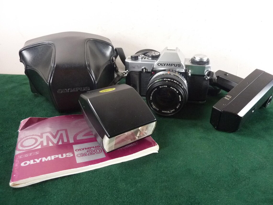 Vintage Olympus OM20 35mm Film Camera with Olympus OM-System Zuiko 50mm F1.8 SLR Film Camera, foto 1 di 5