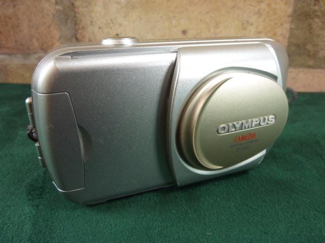 Olympus Camedia D-395 Digital Camera 3.2 MP 2.5X Digital Zoom With
