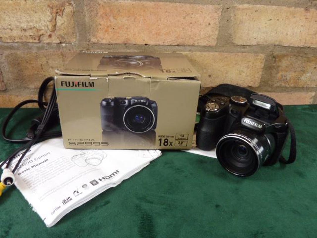 A Nice Fujifilm Finepix S2995 Digital Camera 14MP 18X Zoom Boxed