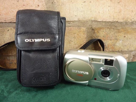 Olympus Camedia D-395 Digital Camera 3.2 MP 2.5X Digital Zoom With