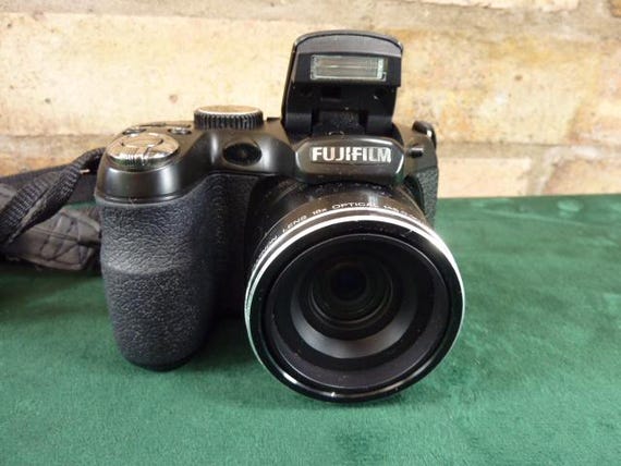A Nice Fujifilm Finepix S2995 Digital Camera 14MP 18X Zoom Boxed