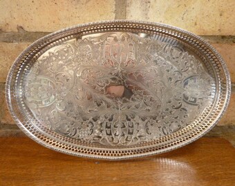 ein schönes Vintage Viners 12" Oval Gallery Serviertablett versilbert EPNS