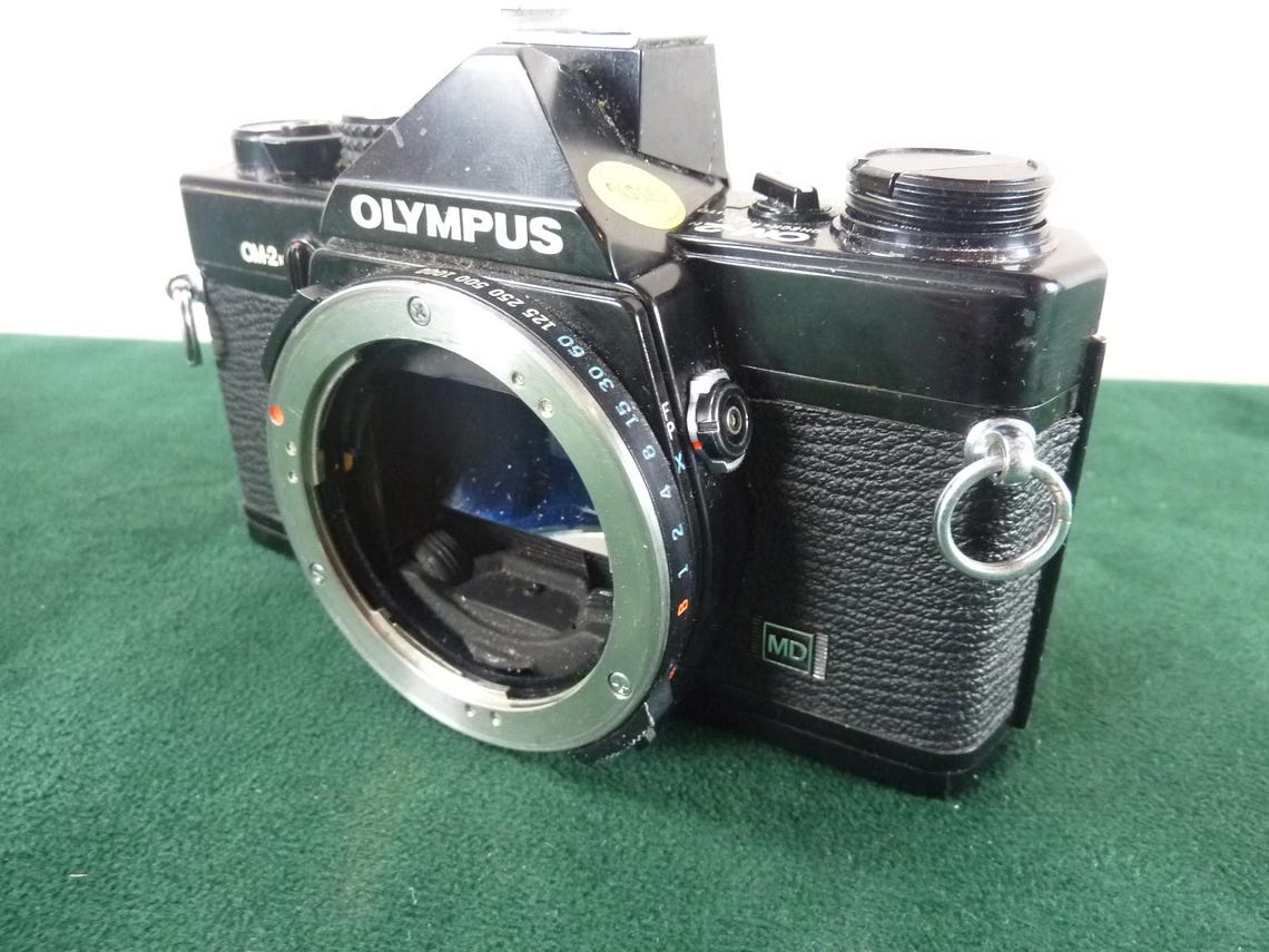 Olympus OM2n SLR Film Camera + Olympus Zuiko 35mm f2.8 Lens + Olympus T20 Flash - Fully Tested/Mint Condition, foto 4 di 5