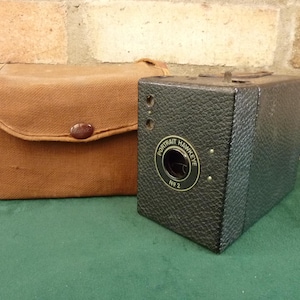 a nice vintage Kodak Portrait Hawkeye Brownie box camera 120 roll film #1