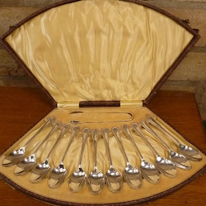 12 Nice Vintage Bead Pattern Coffee Spoons & Tongs silver plated EPNS in case