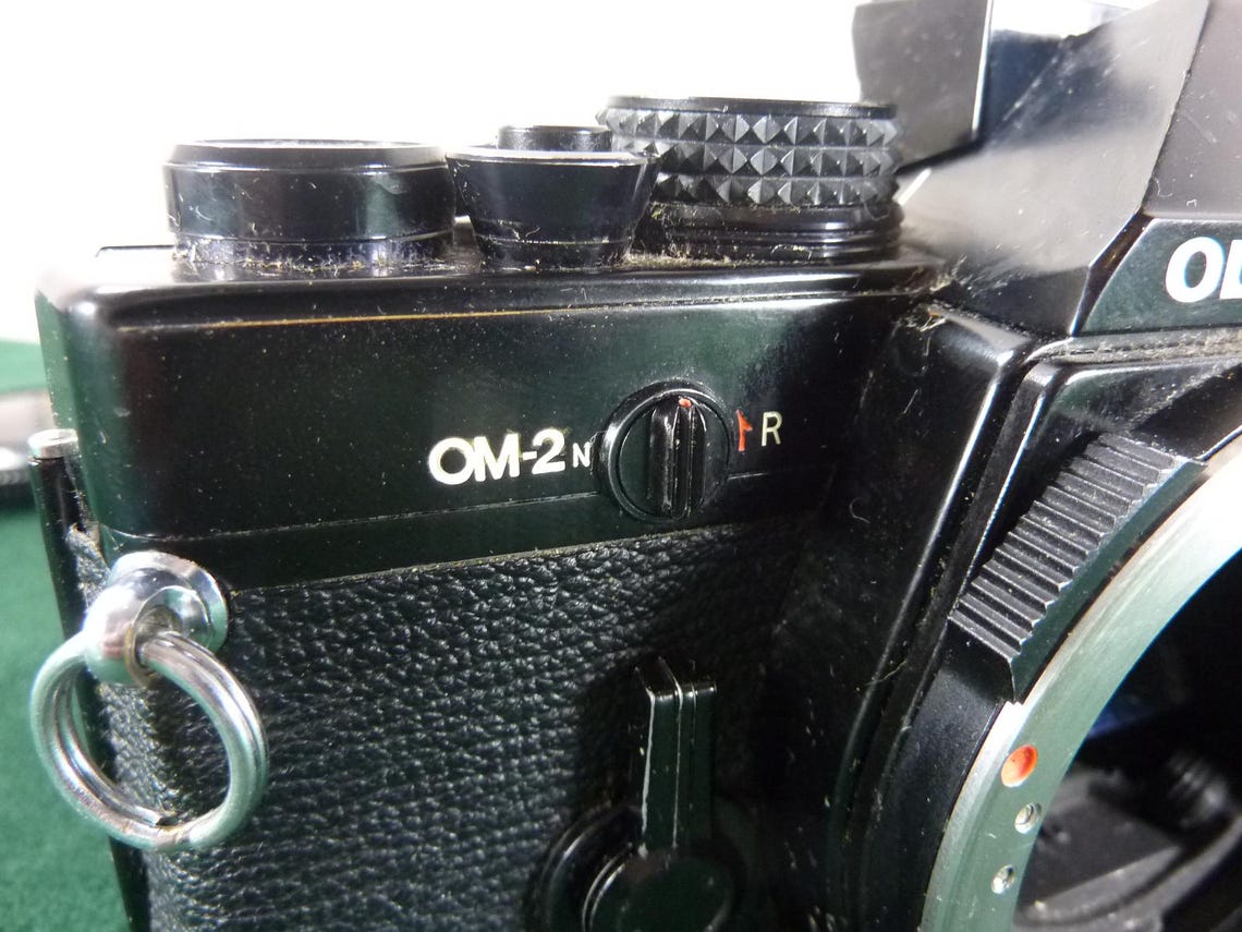 Olympus OM2n SLR Film Camera + Olympus Zuiko 35mm f2.8 Lens + Olympus T20 Flash - Fully Tested/Mint Condition, foto 3 di 5