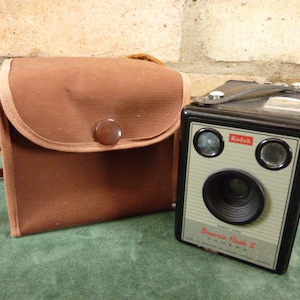 a nice vintage Kodak  Brownie Flash II box camera with case 620 roll film #1