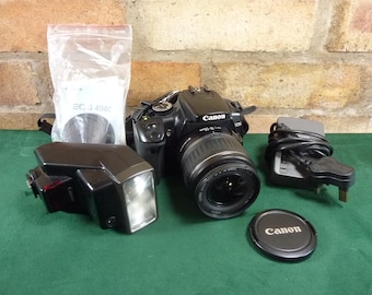 Una bonita cámara digital Canon EOS 400D de 10,1 MP y lente 18-55 mm efs