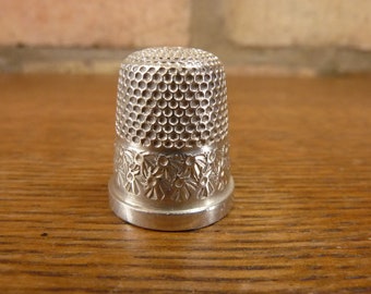 A nice Vintage size 18 Henry Griffith Thimble Hallmarked silver Birmingham 1953