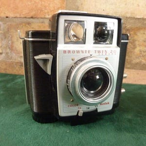 【ジャンク品】 Kodak Brownie Fiesta フィルムカメラ レトロ Kodak Brownie Fiesta Camara Information | The Brownie Camera