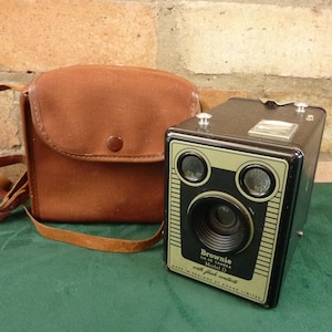 a nice vintage Kodak six 20 Brownie Model D  box  camera with case