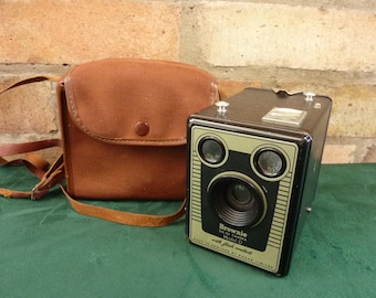 A nice vintage Kodak six 20 Brownie Model D box camera with case