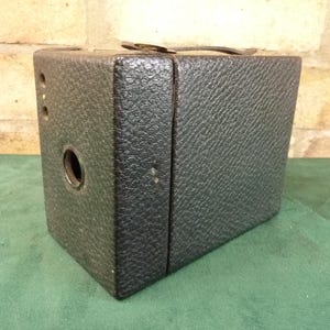 a nice vintage Kodak No 2 Hawkeye Model B box camera 120 roll film
