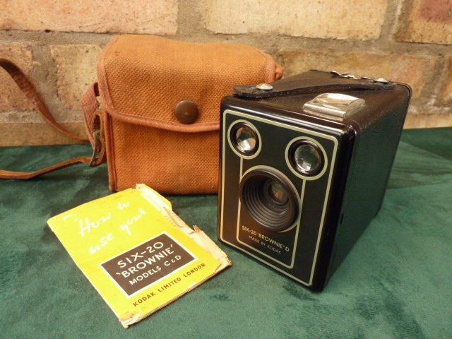A nice vintage Kodak six 20 Brownie Model D box camera with case