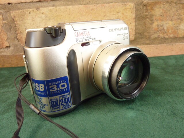 Olympus Camedia C-720 Ultra Zoom Digital Camera 3 MP 24X Optical