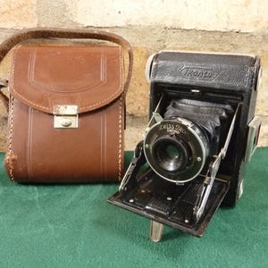 a nice vintage Zeiss Baby Ikonta  520/18 Folding camera 127 roll film #1