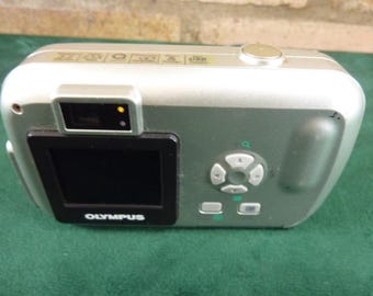 Olympus Camedia D-395 Digital Camera 3.2 MP 2.5X Digital Zoom With