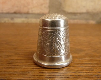 Een mooie antieke vingerhoed, gekeurd zilver