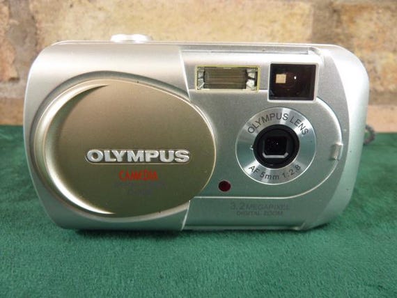 Olympus Camedia D-395 Digital Camera 3.2 MP 2.5X Digital Zoom With