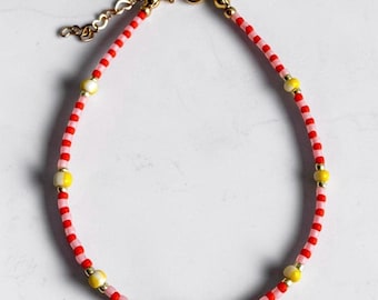 Tobillera de cuentas de semillas rosas, naranjas y amarillas, chapada en oro de 18 quilates, joyería de verano hecha a mano.