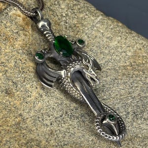Smaragd Drachenkreuz Anhänger: 925 Sterling Silber Fantasy Halskette