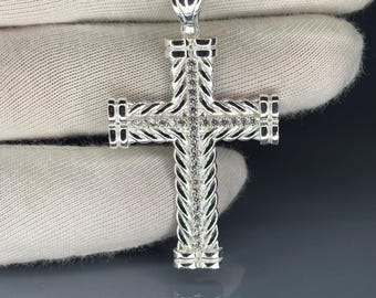 Colgante de cruz de plata de ley 925 con detalles de moissanita y un exclusivo detalle de cuerda/trenzado. Joyería cristiana unisex.