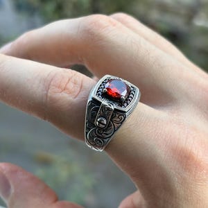 Anello in argento sterling turco fatto a mano con pietra rubino: design artigianale turco, stile inciso