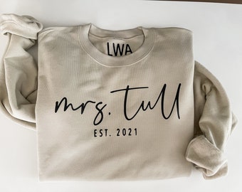 Future Mrs Sweatshirt - Engagement gift - Last Name sweatshirt - bride to be gift - custom bridal gift - bride t-shirt - Wedding Gift