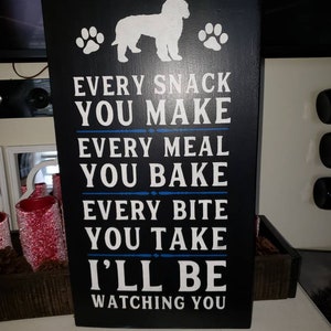 Gouden krabbel hondenbord gepersonaliseerde verweerde houten muur hangend cadeau hondenliefhebber I&#39;ll Be Watching You elke snack die je maakt, elke maaltijd die je bakt