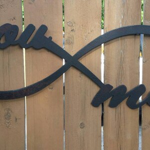 Metallskylt med ord "You & Me Infinity", rustik, rostig väggbonad, metall, industriell inredning, primitiv lantlig dekoration, kärleksskylt, gåva