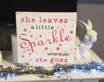 Ella deja un poco de brillo dondequiera que va, letrero de madera rosa y gris para guardería de niñas, regalo para baby shower, decoración rosa para dormitorio infantil, estrellas brillantes