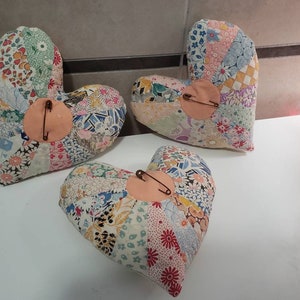 Primitive Heart Pillow Prim Heart Rusty Pin Decorative Throw Pillow Primitive Porch Pillow Vintage Quilt Bedspread Valentine&#39;s Decor Pillow