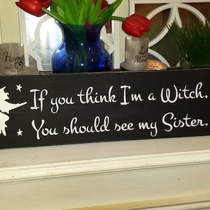Hexe-Halloween-Schild, Wenn Sie denken, ich bin eine Hexe, sollten Sie meine Schwester sehen, Distressed Holzschild, lustiges Schild, Hexen, Fledermäuse, Halloween-Dekoration
