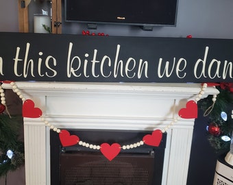 In this kitchen we dance rustikales Küchenschild aus Holz, rustikales Küchendekor, rustikales Holzschild, Wandbehang