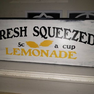 Lemonade Sign Fresh Squeezed Lemonade Sign Rustic Farmhouse Kitchen Decor Lemon Decoration Rustic Wall Hanging Distressed Wood Sign