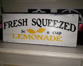 Lemonade Sign Fresh Squeezed Lemonade Sign Rustic Farmhouse Kitchen Decor Lemon Decoration Rustic Wall Hanging Distressed Wood Sign