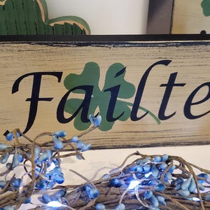 Letrero de madera desgastada con forma de trébol y nudo celta primitivo para el día de San Patricio