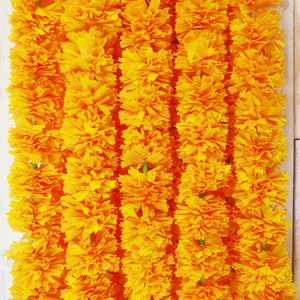 Guirnalda flores de cempasúchil para altar de Día de Muertos hecha de papel.