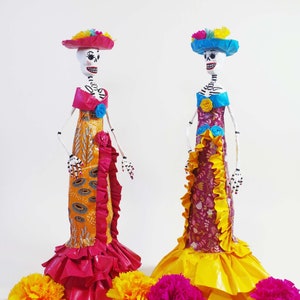 Catrinas made of papier-mâché, Mexican skulls.