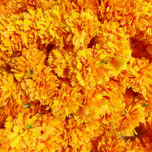 Guirnalda flores de cempasúchil para altar de Día de Muertos hecha de papel.