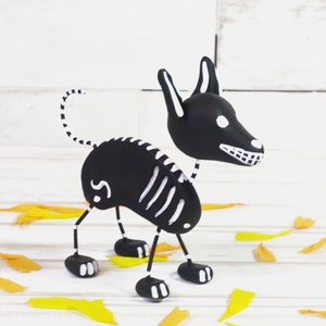 Cachorro com caveira estilo chihuahua mexicano em cerâmica preta