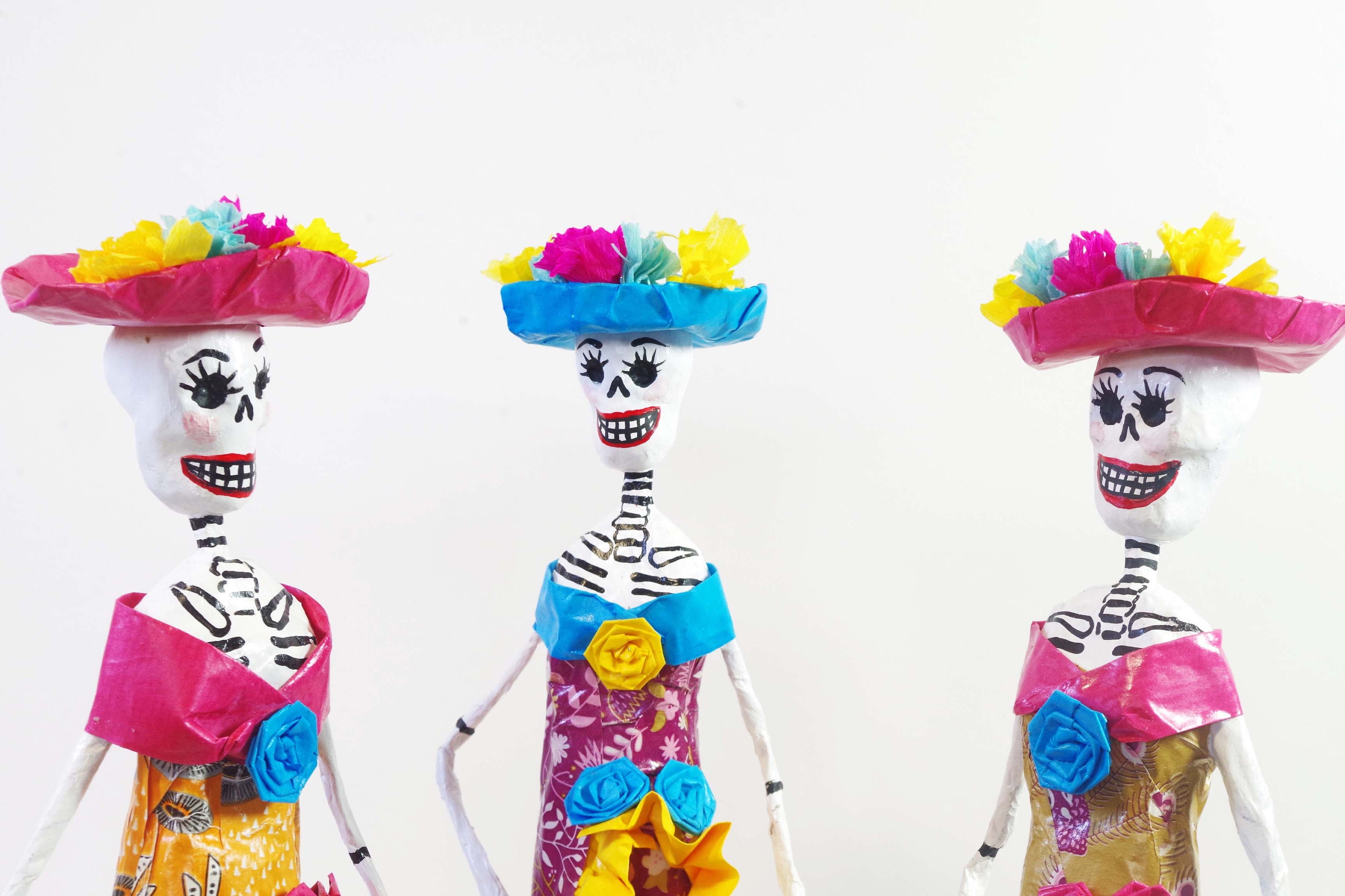  Juego de 2 estatuas coloridas con forma de calavera, decoración  del día de los muertos, cráneo floral, Halloween, blanco y negro, diámetro  de Muertos Calavera : Hogar y Cocina