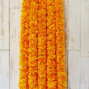 Krans van goudsbloemen voor een Dag van de Doden-altaar, gemaakt van papier.
