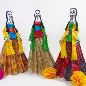 Catrinas made of papier-mâché, Mari Catrina model, Mexican skulls.