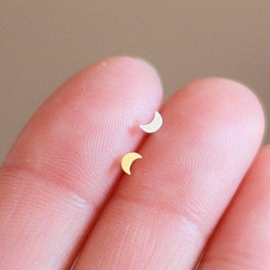 Teeny kleine maan oorbellen/maan neus studs afbeelding 3