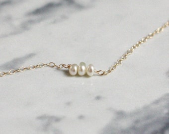Delicado collar de triple perla diminuta