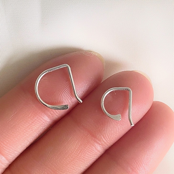 Boucles d'oreilles en fil métallique Tiny D - créoles ouvertes - huggie hoops